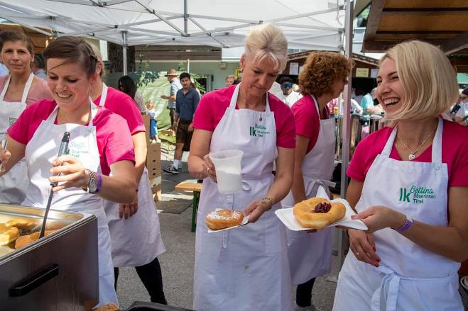 Ist mglicherweise ein Bild von 7 Personen, Hotdog und Text